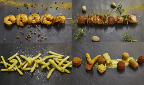 Brochettes, friet en balletjes op een leisteen
